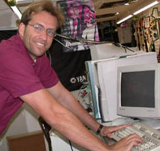 carlos.jpg (42004 bytes)